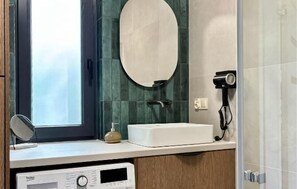 Suihku, hiustenkuivaaja