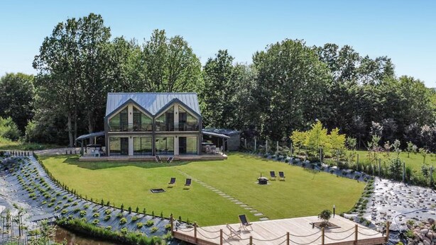 A modern house with a large lawn, a deck, and a pond. - Awesome home in Sianowo with WiFi (Sianowo)