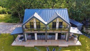 A modern two-story house with a large balcony and a deck. - Awesome home in Sianowo with WiFi (Sianowo)