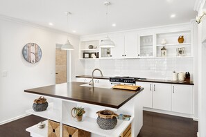 Fridge, microwave, oven, stovetop - Estuary Poolside Escape in Dawesville Mandurah (Dawesville)