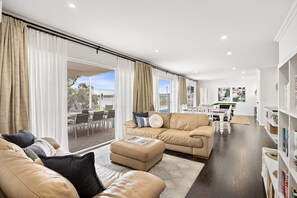 TV - Estuary Poolside Escape in Dawesville Mandurah (Dawesville)