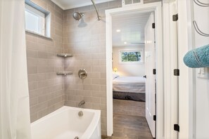 Shower, towels, toilet paper - Modern Beach House in York Maine on the Nubble Peninsula (York)