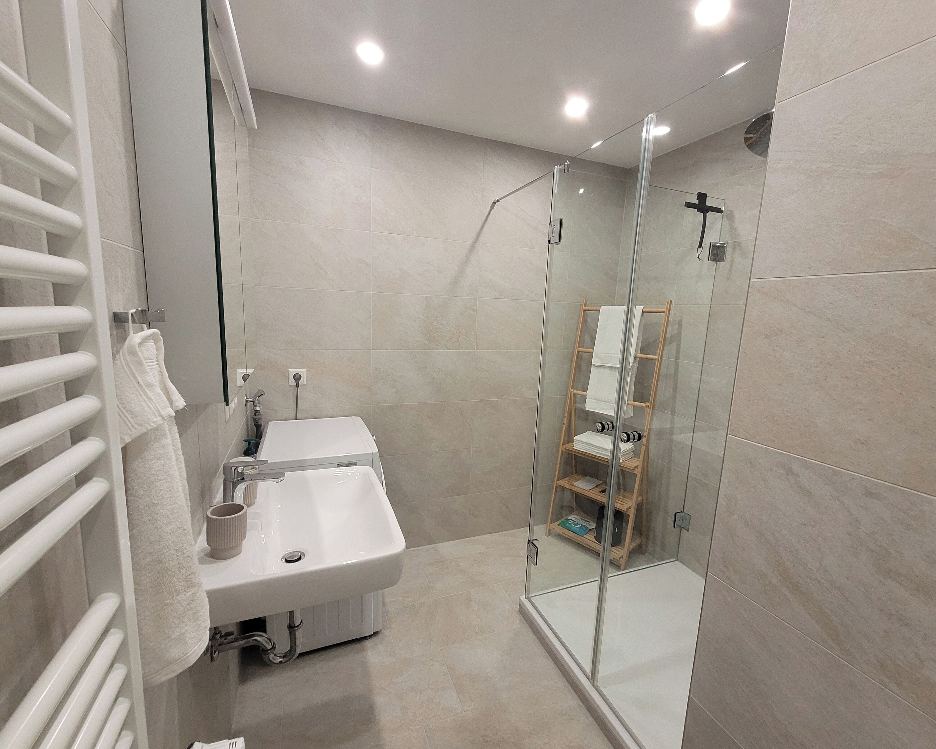 Dusche, Haartrockner, Handtücher, Seife