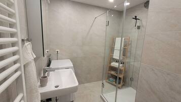 Dusche, Haartrockner, Handtücher, Seife