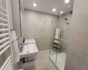 Dusche, Haartrockner, Handtücher, Seife