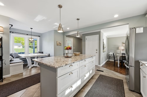 Hot Tub • Fenced Yard • Perfect Family Retreat Near Chagrin Falls