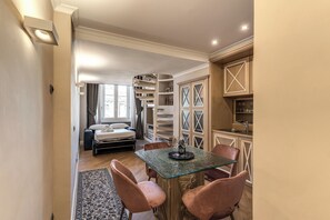 Iron/ironing board, WiFi, bed sheets - Dolce Vita apartment in Central Roma with AC and kitchen (Roma)