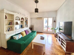 TV - Sunny Home Downtown under Lycabettus Hill (Athina)