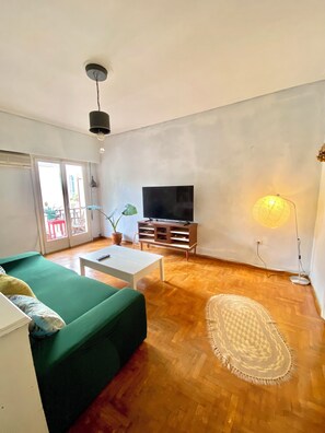 TV - Sunny Home Downtown under Lycabettus Hill (Athina)