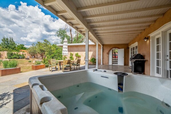 Outdoor dining - Casa Dulce-Spacious 3 bedroom with Hot Tub (Santa Fe)