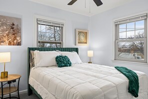 Iron/ironing board, WiFi, bed sheets - Bright & Stylish 2BR with Private Parking & Minutes to Downtown (Detroit)