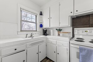 Private kitchen - Bright & Stylish 2BR with Private Parking & Minutes to Downtown (Detroit)