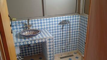 Luxury Quadruple Room, Desert view | Bathroom