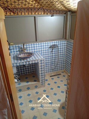 Luxury Quadruple Room, Desert View | Bathroom | Shower, towels, soap, shampoo - Arabian Desert Home (Agafay)