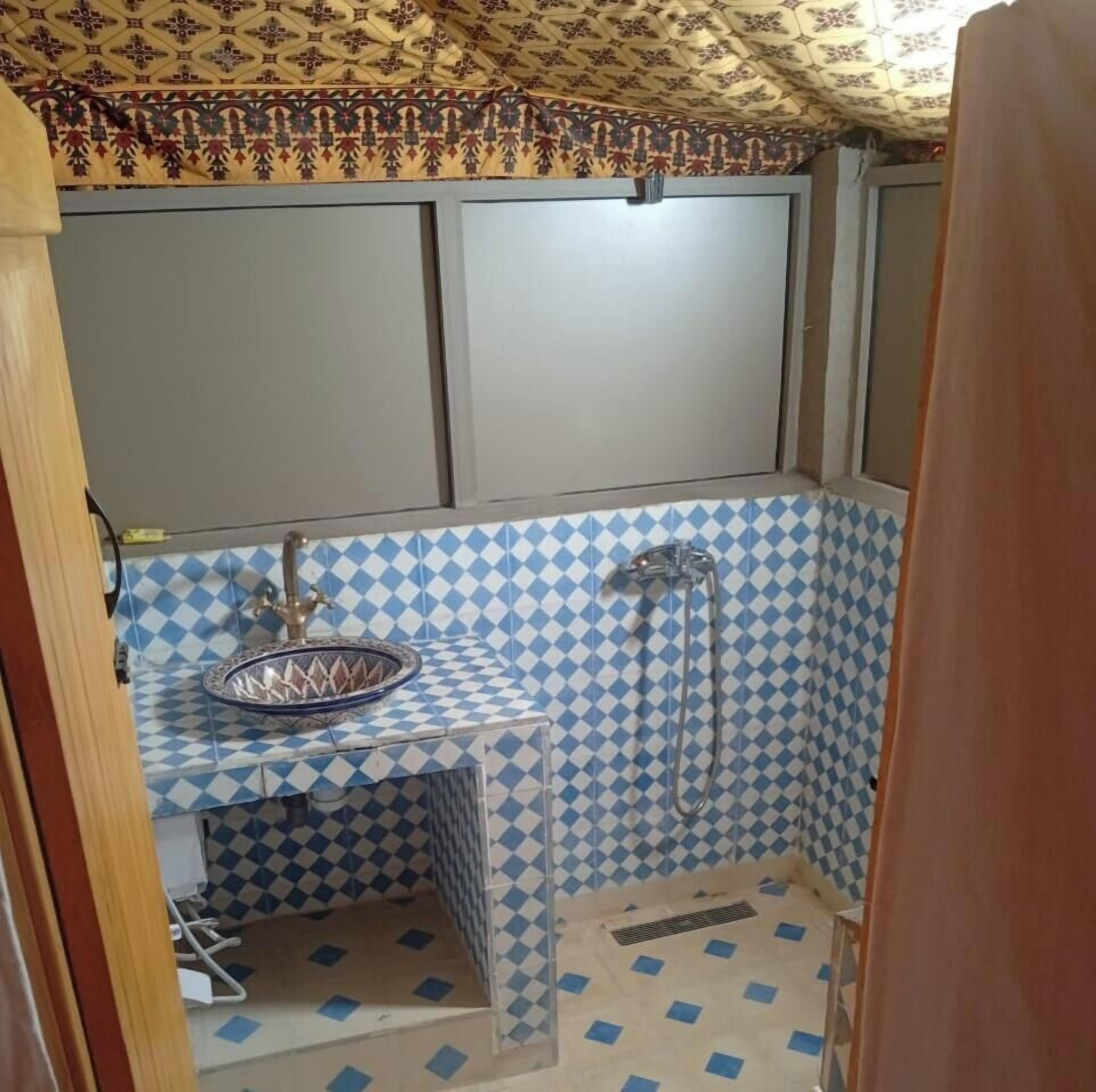 Habitación cuádruple de lujo, vista al desierto | Baño | Regadera, toallas, jabón, shampoo 