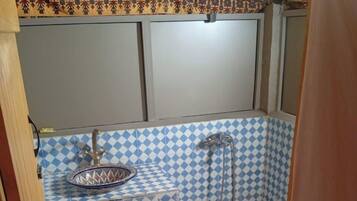 Luxury Quadruple Room, Desert View | Bathroom