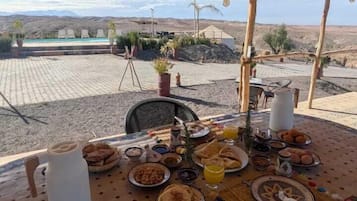 Petit déjeuner complet compris tous les jours