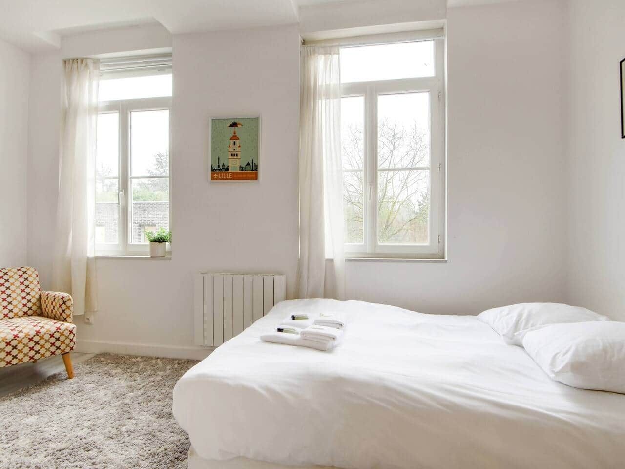 Tabla de planchar con plancha, wifi y ropa de cama 