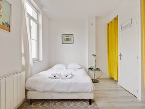 Tabla de planchar con plancha, wifi y ropa de cama 