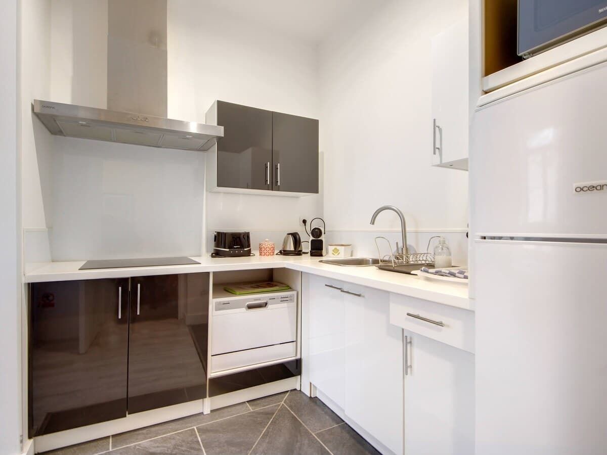 Een microgolfoven, een kookplaat, een koffiezetapparaat/waterkoker