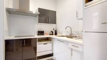 Een microgolfoven, een kookplaat, een koffiezetapparaat/waterkoker