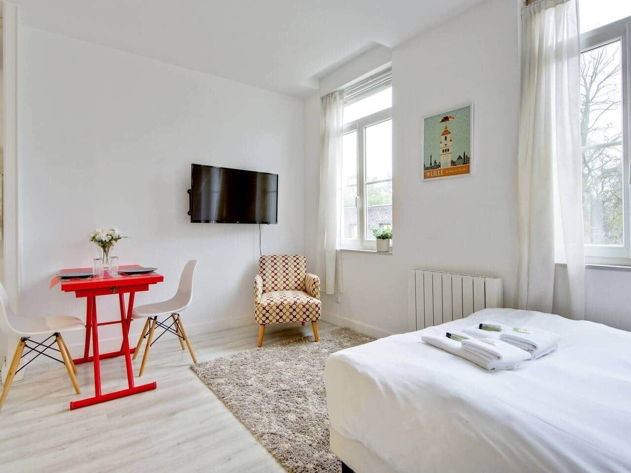 Een strijkplank/strijkijzer, wifi, beddengoed