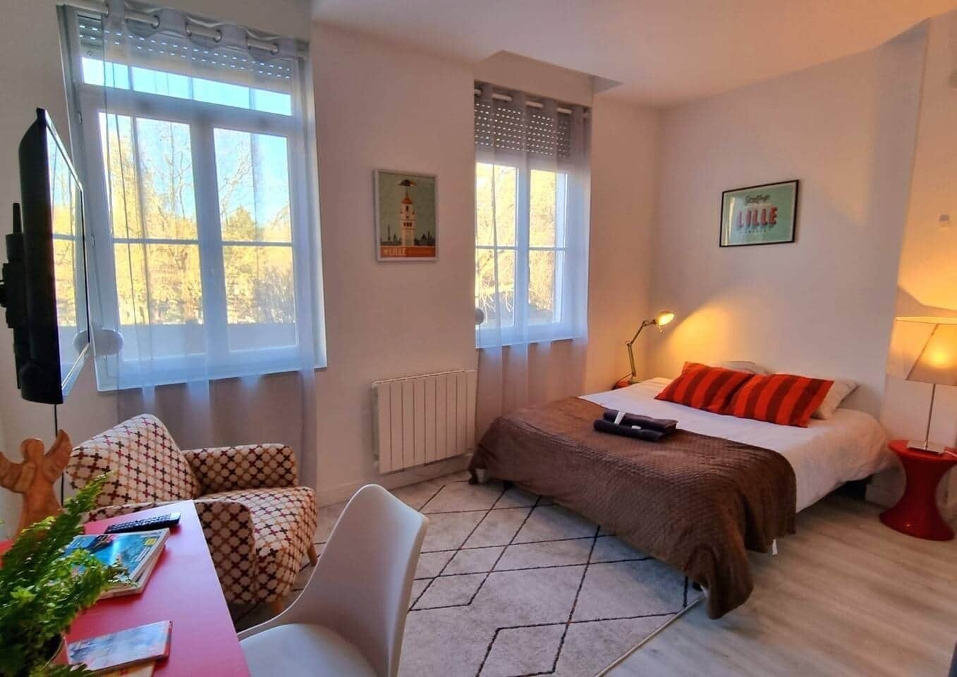 Een strijkplank/strijkijzer, wifi, beddengoed