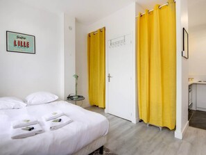 Tabla de planchar con plancha, wifi y ropa de cama 
