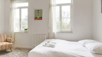 Een strijkplank/strijkijzer, wifi, beddengoed