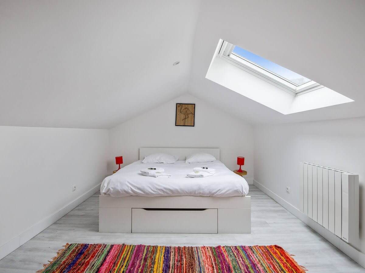 Een strijkplank/strijkijzer, wifi, beddengoed