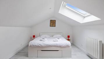 Een strijkplank/strijkijzer, wifi, beddengoed