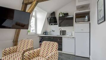 Een microgolfoven, een kookplaat, een koffiezetapparaat/waterkoker