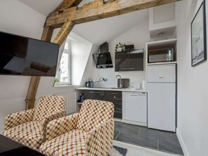 Micro-ondes, plaque de cuisson, cafetière/bouilloire, grille-pain