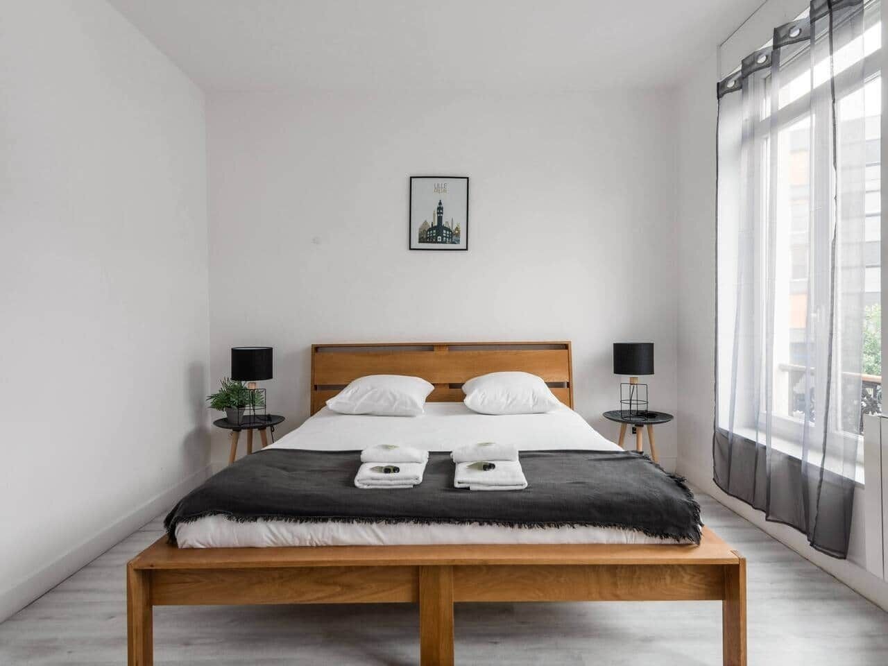 Tabla de planchar con plancha, wifi y ropa de cama 