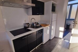 Réfrigérateur, micro-ondes, plaque de cuisson, grille-pain