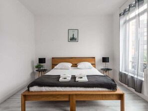 Tabla de planchar con plancha, wifi y ropa de cama 