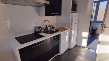 KylskÄp, mikrovÄgsugn, spishÀll och brödrost