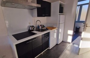 Réfrigérateur, micro-ondes, plaque de cuisson, grille-pain