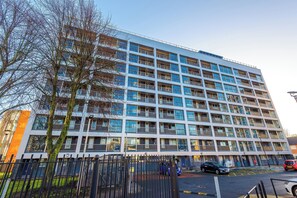 Exterior - Central Manchester Apartment with Fast WiFi and Balcony Views (Manchester)