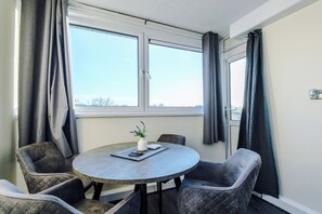 Dining - Central Manchester Apartment with Fast WiFi and Balcony Views (Manchester)
