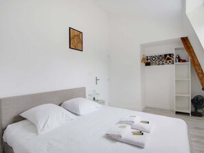 Iron/ironing board, WiFi, bed sheets