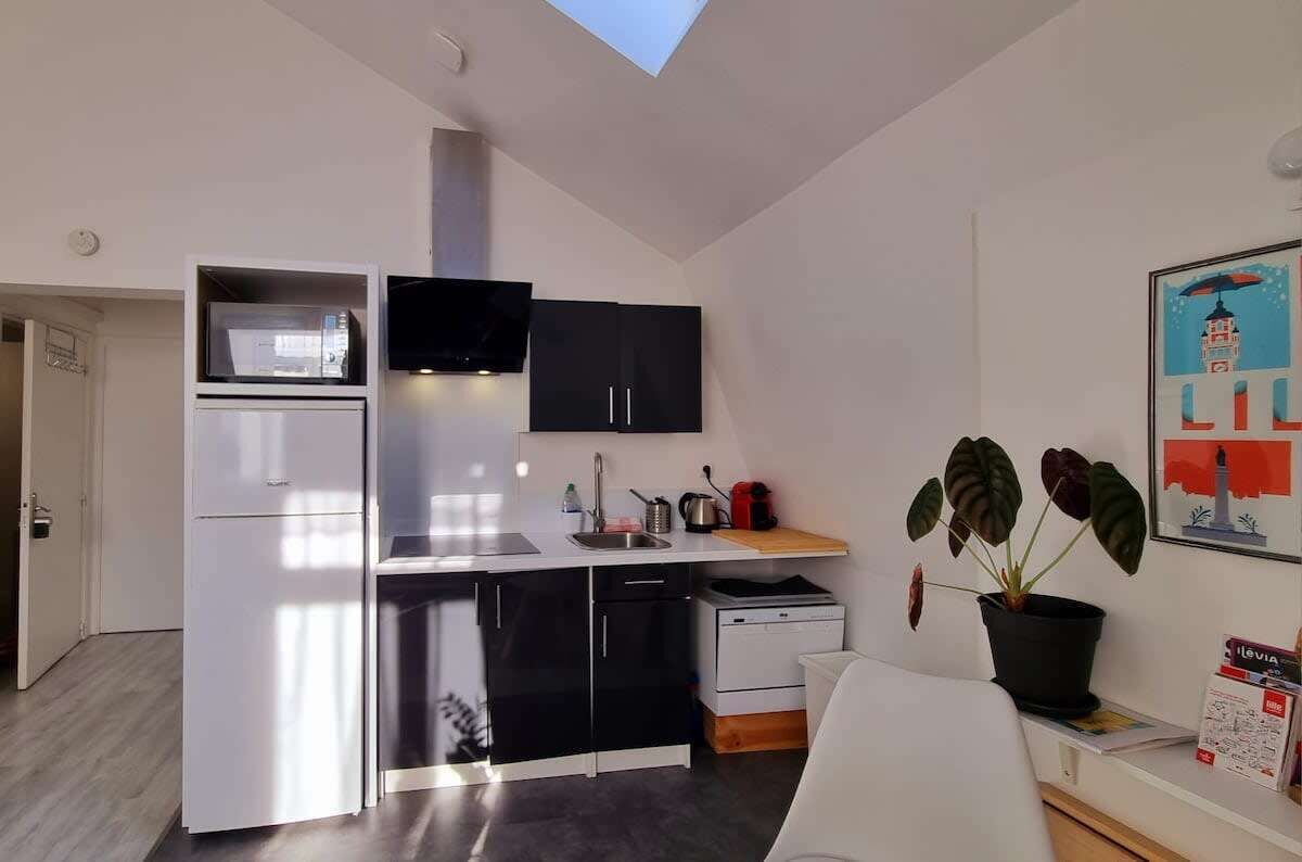 Micro-ondes, plaque de cuisson, cafetière/bouilloire, grille-pain