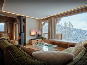 Een televisie en een open haard