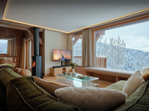 TV, fireplace - Chalet Gridloup - Wonderful mountain views in every season - OVO Network (Notre-Dame-de-Bellecombe)