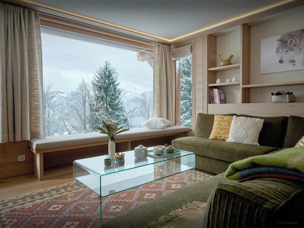 TV, fireplace - Chalet Gridloup - Wonderful mountain views in every season - OVO Network (Notre-Dame-de-Bellecombe)