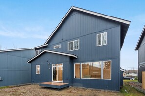 Exterior - LE2: 4-bedroom 3,5 bathroom house in gorgeous Anchorage neighborhood with AC (Anchorage)