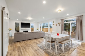 Interior - Ruby2-Spacious 4beds 3+ a haft Baths 12++ SLEEPING in perfect Anchorage with AC (Anchorage)