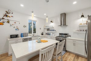 Private kitchen - Ruby2-Spacious 4beds 3+ a haft Baths 12++ SLEEPING in perfect Anchorage with AC (Anchorage)