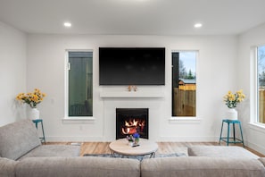 Living area - Ruby2-Spacious 4beds 3+ a haft Baths 12++ SLEEPING in perfect Anchorage with AC (Anchorage)