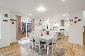 Dining - Ruby2-Spacious 4beds 3+ a haft Baths 12++ SLEEPING in perfect Anchorage with AC (Anchorage)